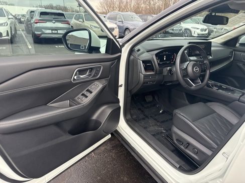 Used 2024 Nissan Rogue Platinum image 10