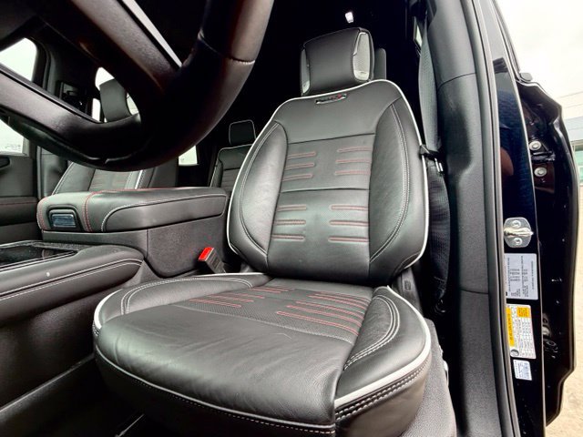 Used 2025 GMC Yukon AT4 Ultimate AWD/4WD image 7