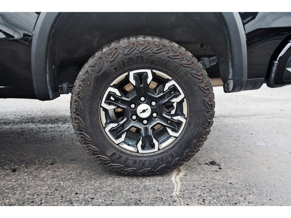 Used 2025 Chevrolet Silverado 1500 ZR2 w/ Technology Package AWD/4WD image 33