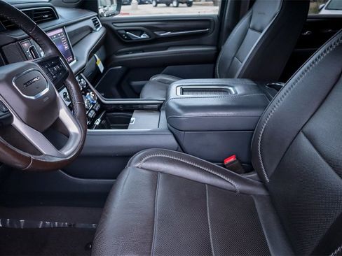 Used 2021 GMC Yukon XL Denali w/ Denali Premium Package image 9