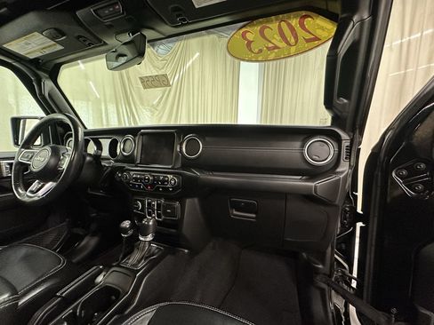 Used 2023 Jeep Wrangler Unlimited Sahara w/ Cold Weather Group AWD/4WD image 17