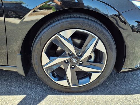 Certified 2023 Hyundai Elantra Limited FWD image 9