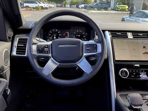 Used 2025 Land Rover Discovery S image 8