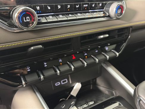 Used 2025 Chevrolet Colorado ZR2 w/ Technology Package AWD/4WD image 21