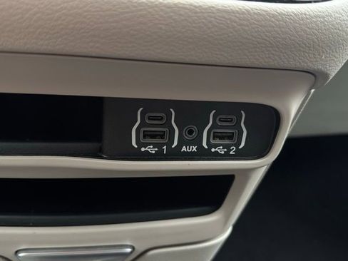 Certified 2024 Chrysler Pacifica Touring-L image 33