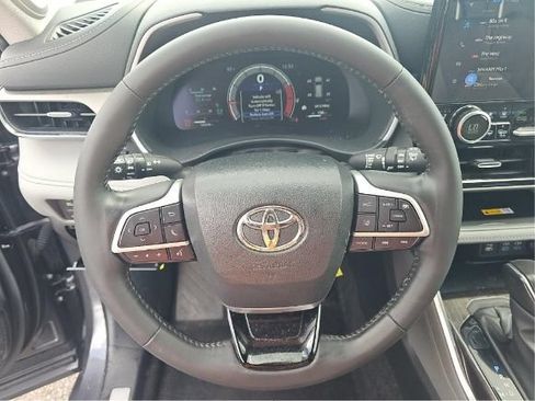 Used 2024 Toyota Highlander Limited FWD image 6