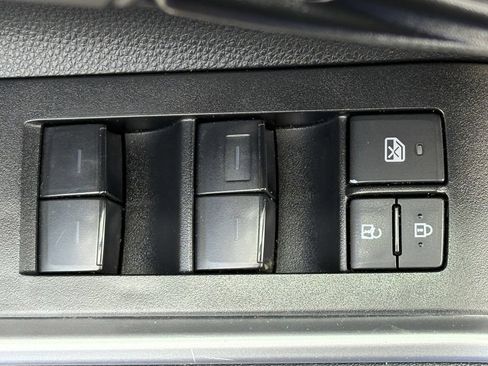 Used 2023 Toyota Highlander LE FWD image 19