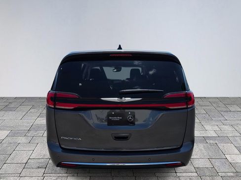 Used 2023 Chrysler Pacifica Touring-L FWD image 6
