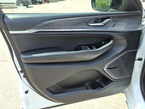Used 2022 Jeep Grand Cherokee Overland AWD/4WD image 19
