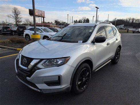 Used 2018 Nissan Rogue SV image 3