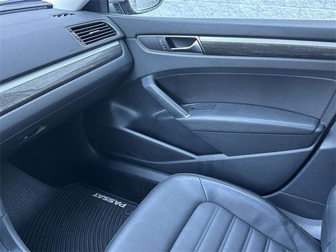 Used 2017 Volkswagen Passat 1.8T SEL Premium image 34