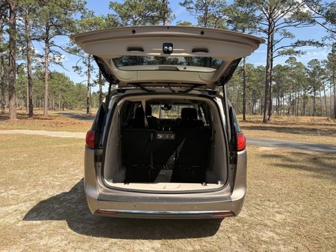 Used 2018 Chrysler Pacifica Touring-L Plus w/ Advanced Safetytec Group image 11