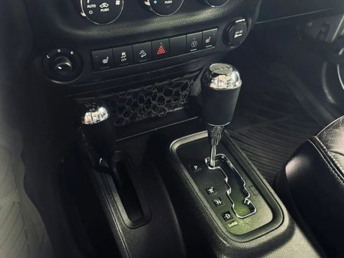 Used 2014 Jeep Wrangler Unlimited Sahara w/ Dual Top Group AWD/4WD image 29