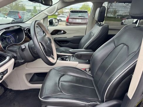 Used 2021 Chrysler Pacifica Limited AWD/4WD image 10