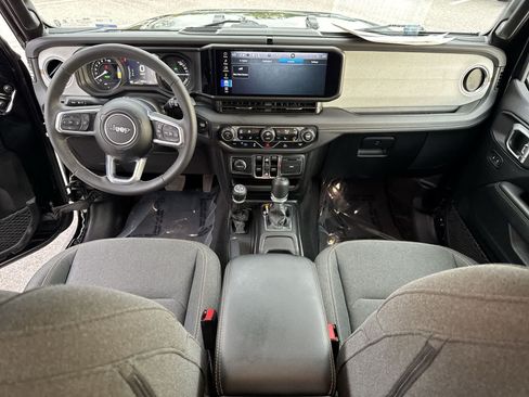 Used 2025 Jeep Wrangler Unlimited Sahara AWD/4WD image 22