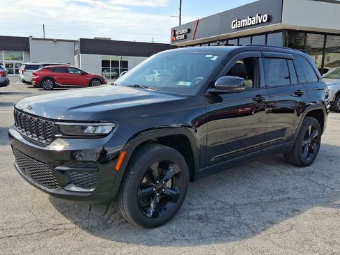 Used 2024 Jeep Grand Cherokee Altitude AWD/4WD image 3