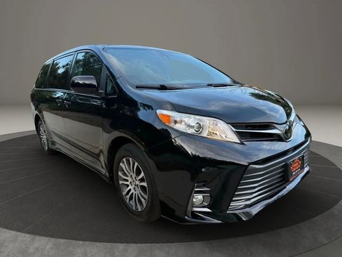 Used 2020 Toyota Sienna XLE image 9