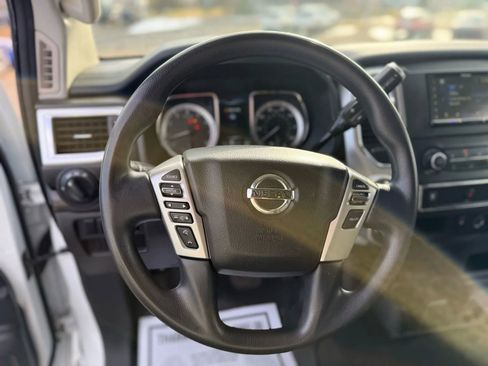 Used 2018 Nissan Titan SV image 28