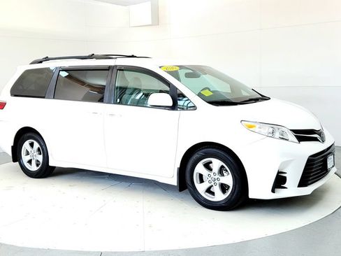 Certified 2020 Toyota Sienna LE w/ LE Preferred Package FWD image 7