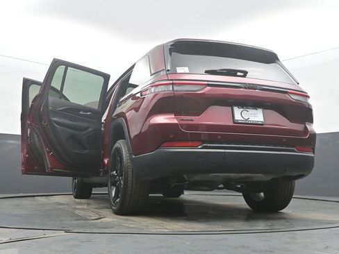 Used 2023 Jeep Grand Cherokee Altitude image 60
