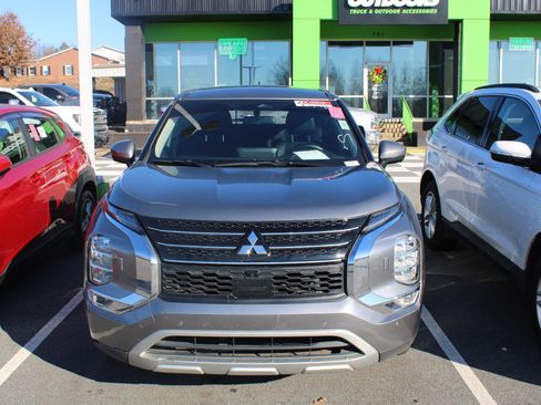 Used 2022 Mitsubishi Outlander SE image 2