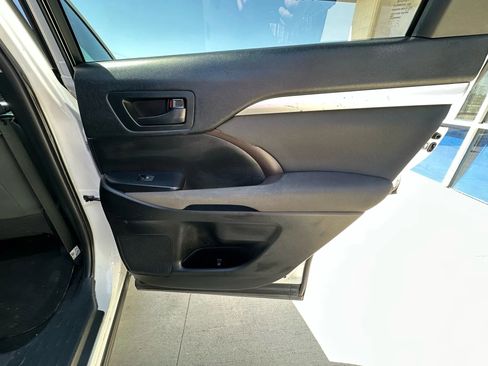 Used 2019 Toyota Highlander LE image 36