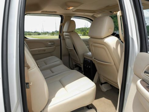 Used 2007 Cadillac Escalade EXT w/ Information Package AWD/4WD image 32