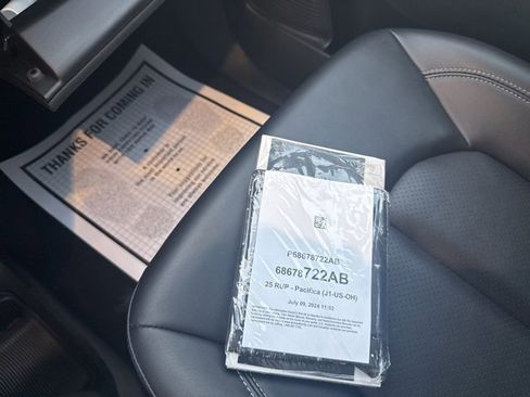 Used 2025 Chrysler Pacifica Select image 20