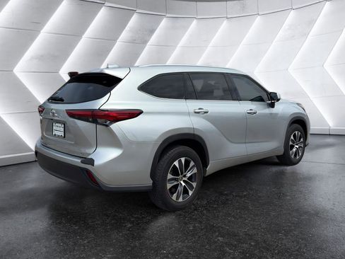 Used 2020 Toyota Highlander XLE FWD image 7