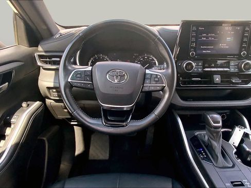 Used 2021 Toyota Highlander XSE FWD image 6