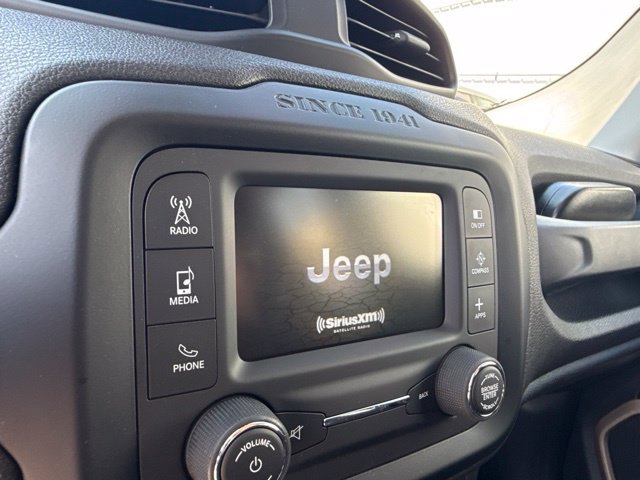 Used 2015 Jeep Renegade Latitude FWD image 13