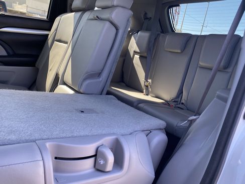 Used 2016 Toyota Highlander XLE image 14