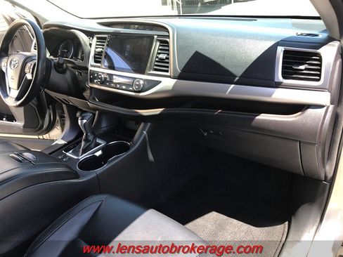 Used 2014 Toyota Highlander XLE FWD image 24