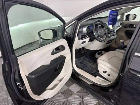 Used 2021 Chrysler Pacifica Touring-L AWD/4WD image 11