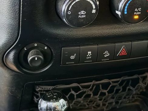 Used 2015 Jeep Wrangler Unlimited Rubicon w/ Connectivity Group AWD/4WD image 19