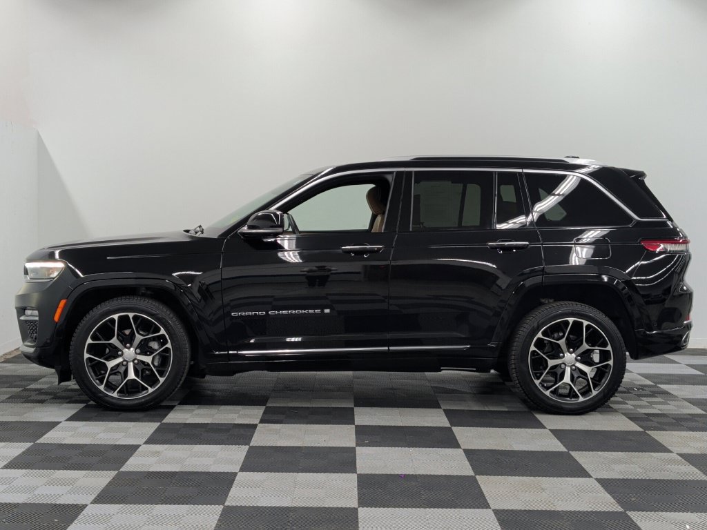Used 2023 Jeep Grand Cherokee Summit AWD/4WD image 9