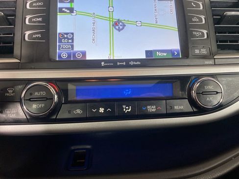 Used 2018 Toyota Highlander SE image 16