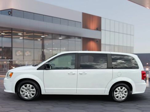 Used 2018 Dodge Grand Caravan SE w/ UConnect Hands-Free Group FWD image 6