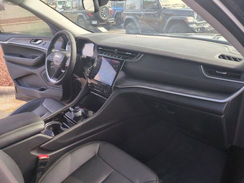 Used 2023 Jeep Grand Cherokee L Limited w/ Black Appearance Package image 27