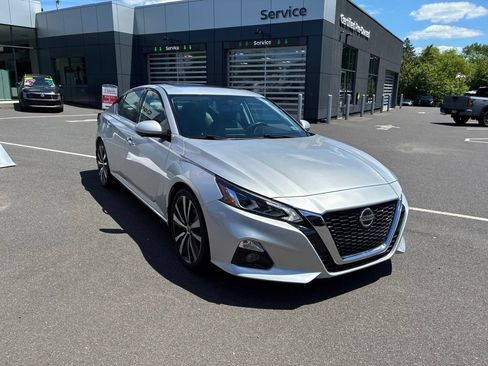Used 2019 Nissan Altima 2.0 Platinum FWD image 2