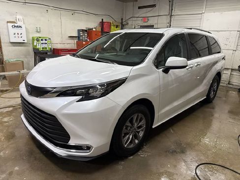 Used 2024 Toyota Sienna XLE image 2
