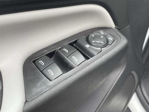 Used 2018 Chevrolet Equinox LS FWD image 15