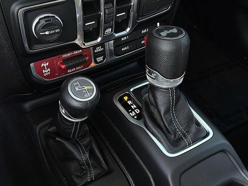 Used 2025 Jeep Wrangler Unlimited Rubicon AWD/4WD image 16