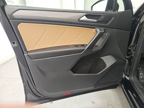 Used 2023 Volkswagen Tiguan SE w/ Panoramic Sunroof Package image 11