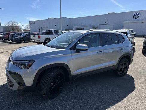 New 2026 Volkswagen Taos SEL image 9