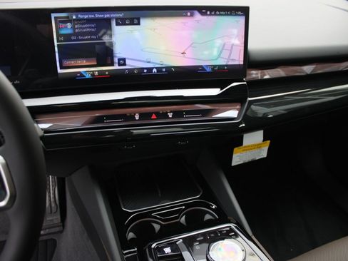 Used 2026 BMW 530i w/ M Sport Package RWD image 16