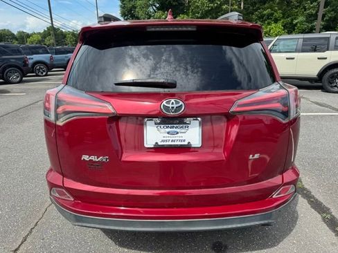 Used 2018 Toyota RAV4 LE FWD image 7