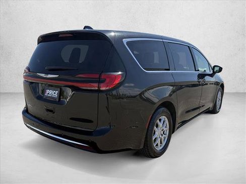 Used 2023 Chrysler Pacifica Touring-L FWD image 5