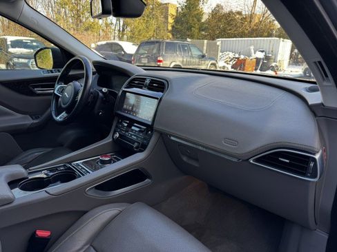 Used 2017 Jaguar F-PACE R-Sport image 36
