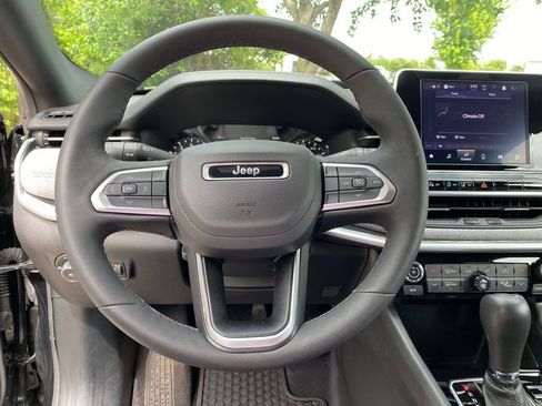 Used 2025 Jeep Compass Latitude w/ Convenience Group AWD/4WD image 11